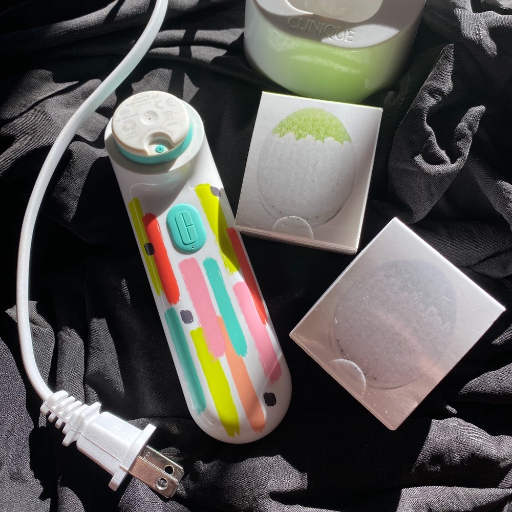 CLINIQUE SONIC CLEANSING BRUSH + TWO BRUSH HEADS!
